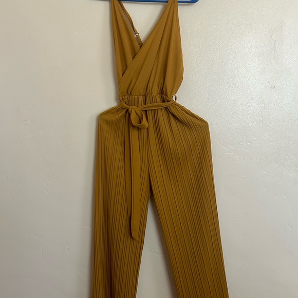 Summer woman’s yellow jumpsuit, medium size and new. - Picture 3 of 5